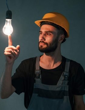 light-bulb-in-the-dark-room-the-man-is-making-rep-2023-11-27-05-11-14-VTQDHMQ-retrw2nsitubxuumperakirooqxpx3868jwjml494y